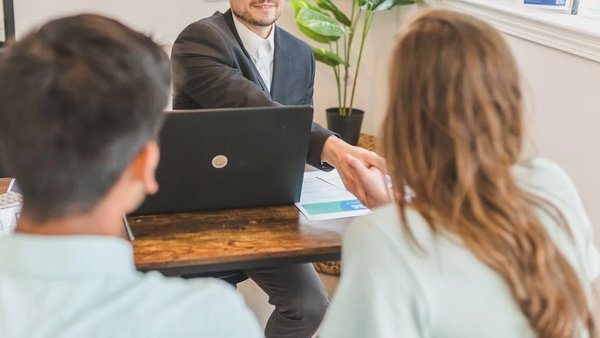 Bien choisir une agence immobilière pour vendre son bien